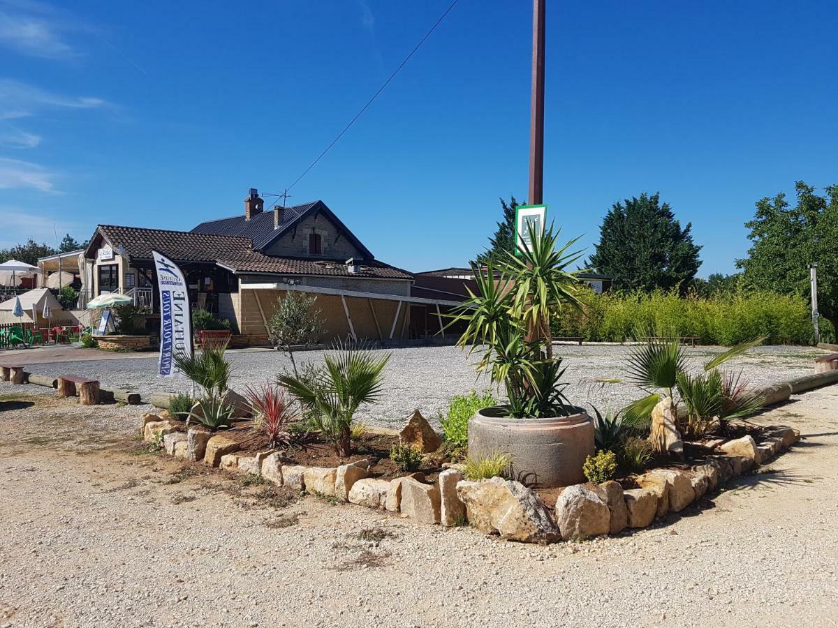 Camping Le Pigeonnier Saint-Crépin-et-Carlucet Exterior foto